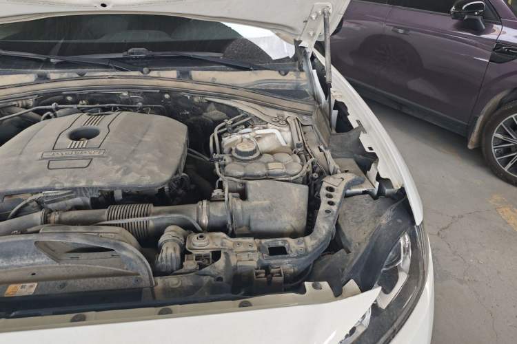 Used Jaguar F-PACE 2016 2.0T Two-Wheel-Drive R-Sport Sport Edition Engine Bay Left
