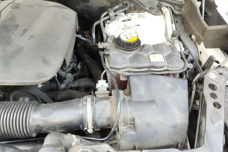 Used Jaguar F-PACE 2016 2.0T Two-Wheel-Drive R-Sport Sport Edition Engine Bay Left