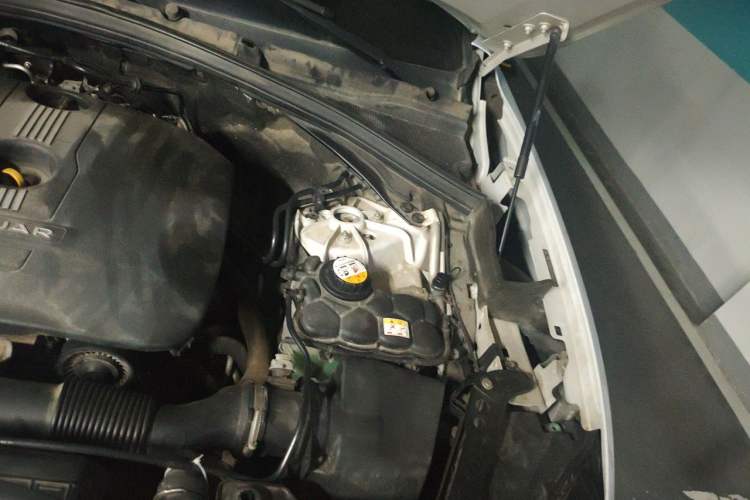Used Jaguar F-PACE 2016 2.0T Two-Wheel Drive Urban Luxury Edition Engine Bay Left