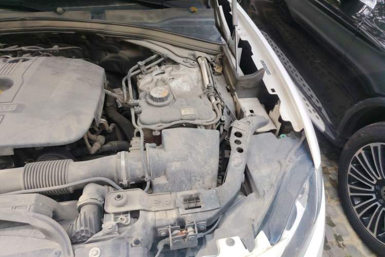 Used Jaguar F-PACE 2016 2.0T Two-Wheel-Drive R-Sport Sport Edition Engine Bay Left