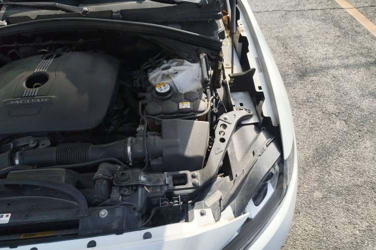Used Jaguar F-PACE 2016 2.0T Two-Wheel-Drive R-Sport Sport Edition Engine Bay Left