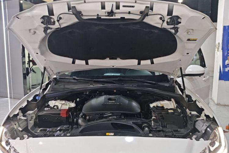 Used Jaguar F-PACE 2016 2.0T Two-Wheel-Drive R-Sport Sport Edition Engine Bay