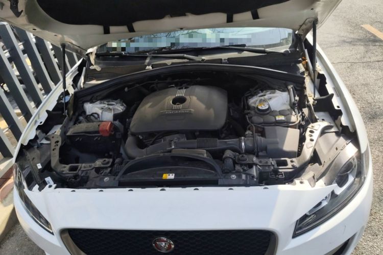Used Jaguar F-PACE 2016 2.0T Two-Wheel-Drive R-Sport Sport Edition Engine Bay