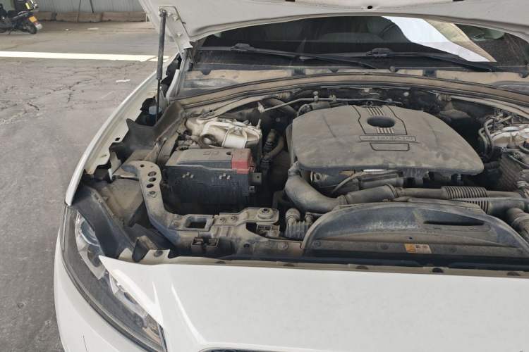 Used Jaguar F-PACE 2016 2.0T Two-Wheel-Drive R-Sport Sport Edition Engine Bay Right