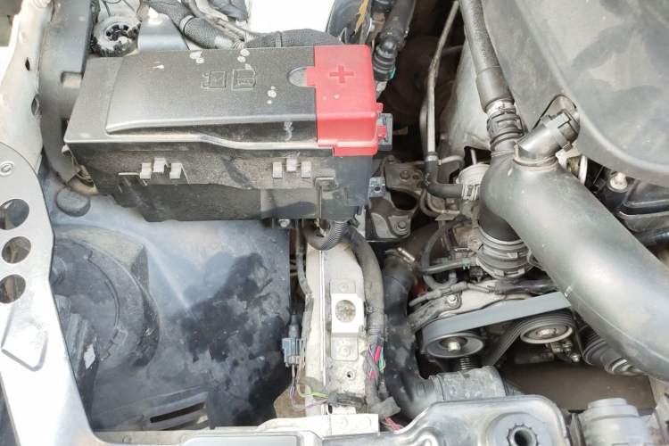 Used Jaguar F-PACE 2016 2.0T Two-Wheel-Drive R-Sport Sport Edition Engine Bay Right
