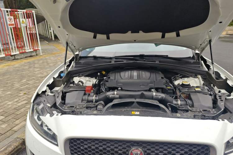 Used Jaguar F-PACE 2016 3.0 SC Four-Wheel Drive R-Sport Sport Edition Engine Bay Right