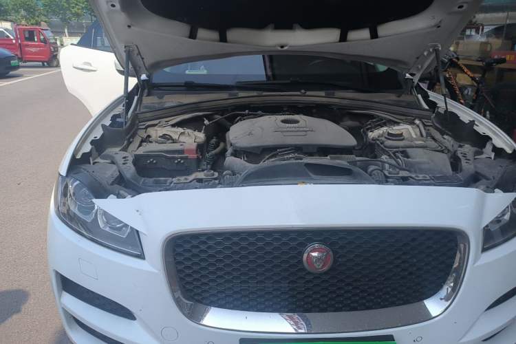 Used Jaguar F-PACE 2016 2.0T Two-Wheel-Drive R-Sport Sport Edition Engine Bay Right