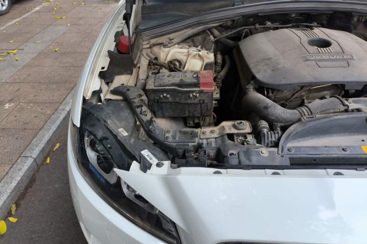 Used Jaguar F-PACE 2016 2.0T Two-Wheel Drive Urban Luxury Edition Engine Bay Right