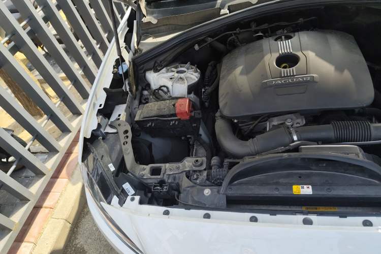 Used Jaguar F-PACE 2016 2.0T Two-Wheel-Drive R-Sport Sport Edition Engine Bay Right