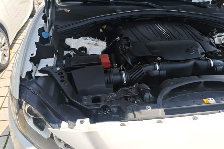 Used Jaguar F-PACE 2016 3.0 SC Four-Wheel Drive R-Sport Sport Edition Engine Bay Right