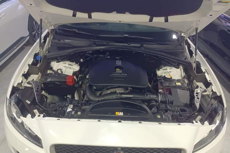 Used Jaguar F-PACE 2016 2.0T Two-Wheel-Drive R-Sport Sport Edition Engine Bay