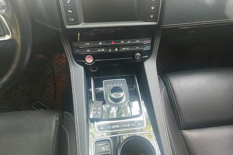 Used Jaguar F-PACE 2016 3.0 SC Four-Wheel Drive R-Sport Sport Edition Gear Lever