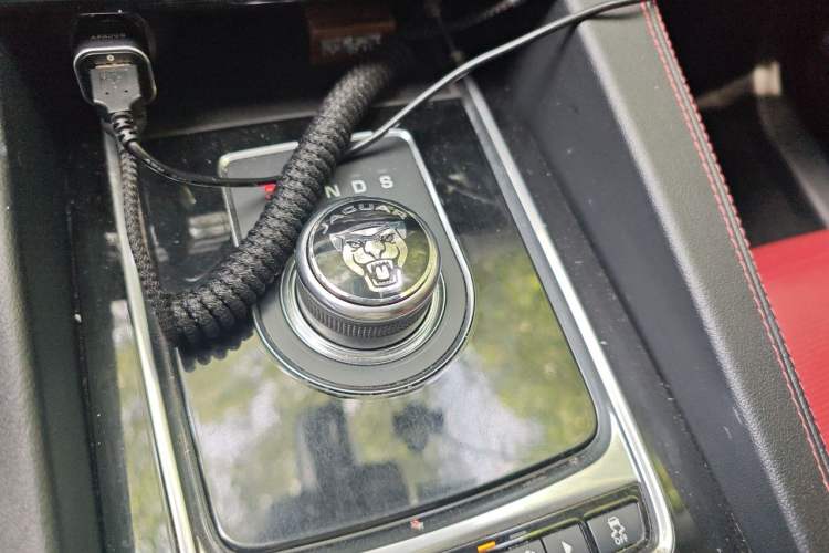 Used Jaguar F-PACE 2016 2.0T Two-Wheel-Drive R-Sport Sport Edition Gear Lever