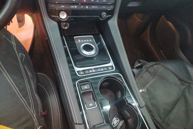 Used Jaguar F-PACE 2016 2.0T Two-Wheel-Drive R-Sport Sport Edition Gear Lever