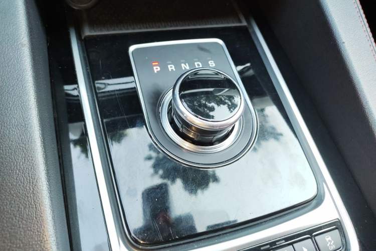 Used Jaguar F-PACE 2016 2.0T Two-Wheel-Drive R-Sport Sport Edition Gear Lever