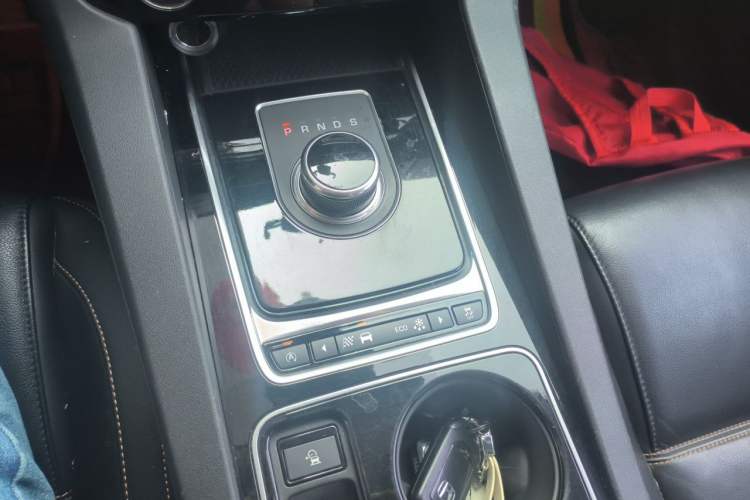 Used Jaguar F-PACE 2016 2.0T Two-Wheel-Drive R-Sport Sport Edition Gear Lever