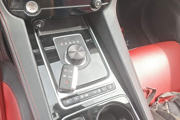 Used Jaguar F-PACE 2016 2.0T Two-Wheel-Drive R-Sport Sport Edition Gear Lever
