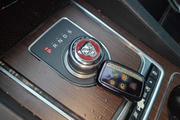 Used Jaguar F-PACE 2016 2.0T Two-Wheel Drive Urban Luxury Edition Gear Lever
