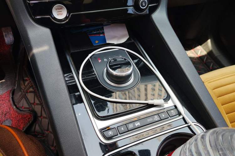 Used Jaguar F-PACE 2016 2.0T Two-Wheel Drive Urban Luxury Edition Gear Lever