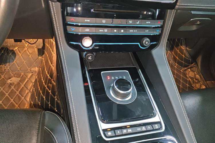 Used Jaguar F-PACE 2016 2.0T Two-Wheel-Drive R-Sport Sport Edition Gear Lever