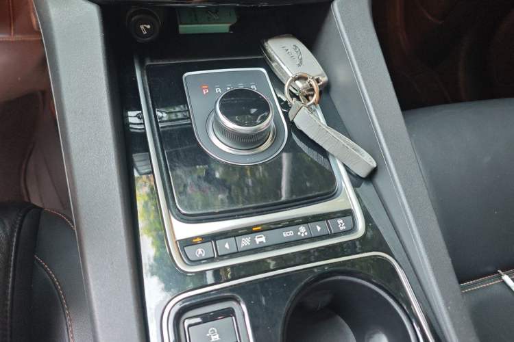 Used Jaguar F-PACE 2016 2.0T Two-Wheel Drive Urban Luxury Edition Gear Lever