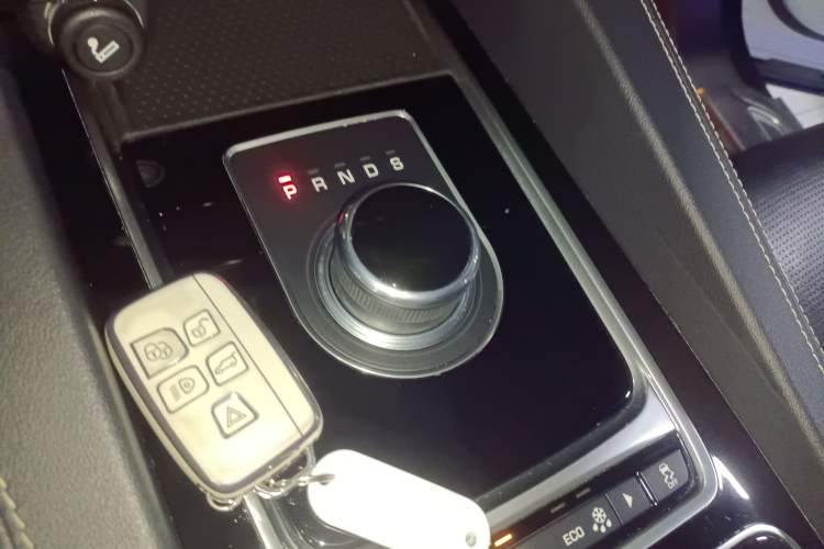 Used Jaguar F-PACE 2016 2.0T Two-Wheel-Drive R-Sport Sport Edition Gear Lever