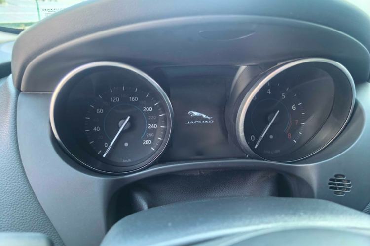 Used Jaguar F-PACE 2016 2.0T Two-Wheel Drive Urban Luxury Edition Instrument Cluster