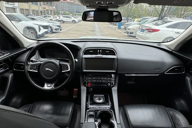 Used Jaguar F-PACE 2016 2.0T Two-Wheel-Drive R-Sport Sport Edition Interior 2