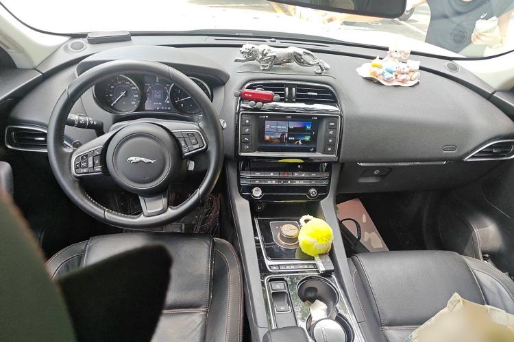 Used Jaguar F-PACE 2016 2.0T Two-Wheel Drive Urban Luxury Edition Interior 2