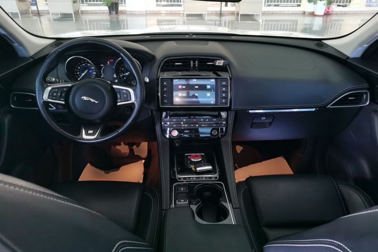 Used Jaguar F-PACE 2016 3.0 SC Four-Wheel Drive R-Sport Sport Edition Interior 2