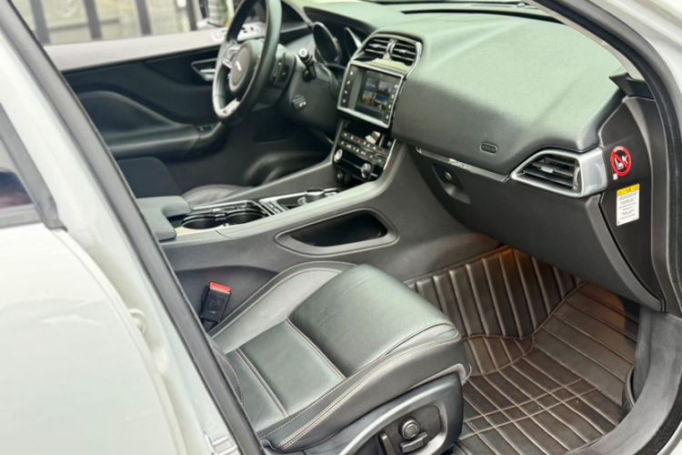 Used Jaguar F-PACE 2016 2.0T Two-Wheel Drive Urban Luxury Edition Interior 2