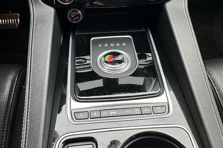 Used Jaguar F-PACE 2016 2.0T Two-Wheel-Drive R-Sport Sport Edition Interior 3