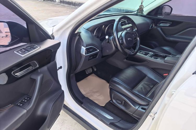 Used Jaguar F-PACE 2016 2.0T Two-Wheel Drive Urban Luxury Edition Interior 3