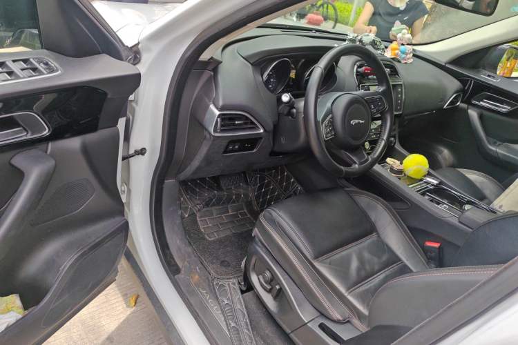 Used Jaguar F-PACE 2016 2.0T Two-Wheel Drive Urban Luxury Edition Interior 3