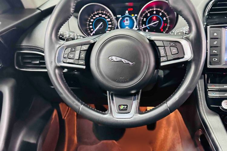 Used Jaguar F-PACE 2016 3.0 SC Four-Wheel Drive R-Sport Sport Edition Interior 3