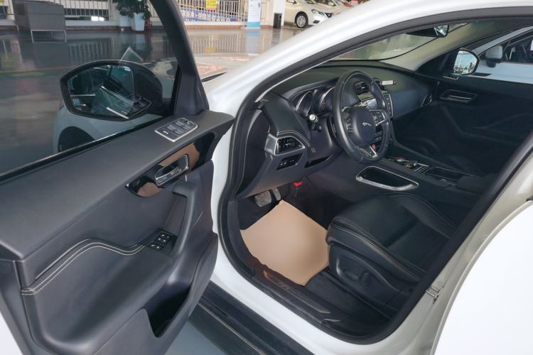 Used Jaguar F-PACE 2016 3.0 SC Four-Wheel Drive R-Sport Sport Edition Interior 3