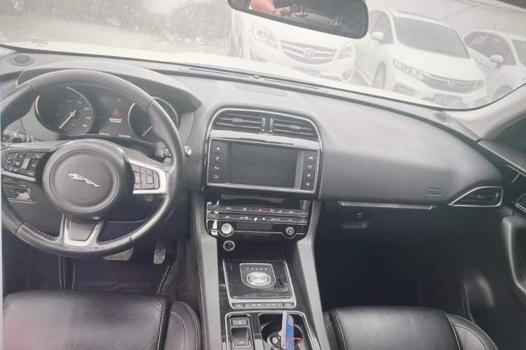 Used Jaguar F-PACE 2016 2.0T Two-Wheel Drive Urban Luxury Edition Interior 3