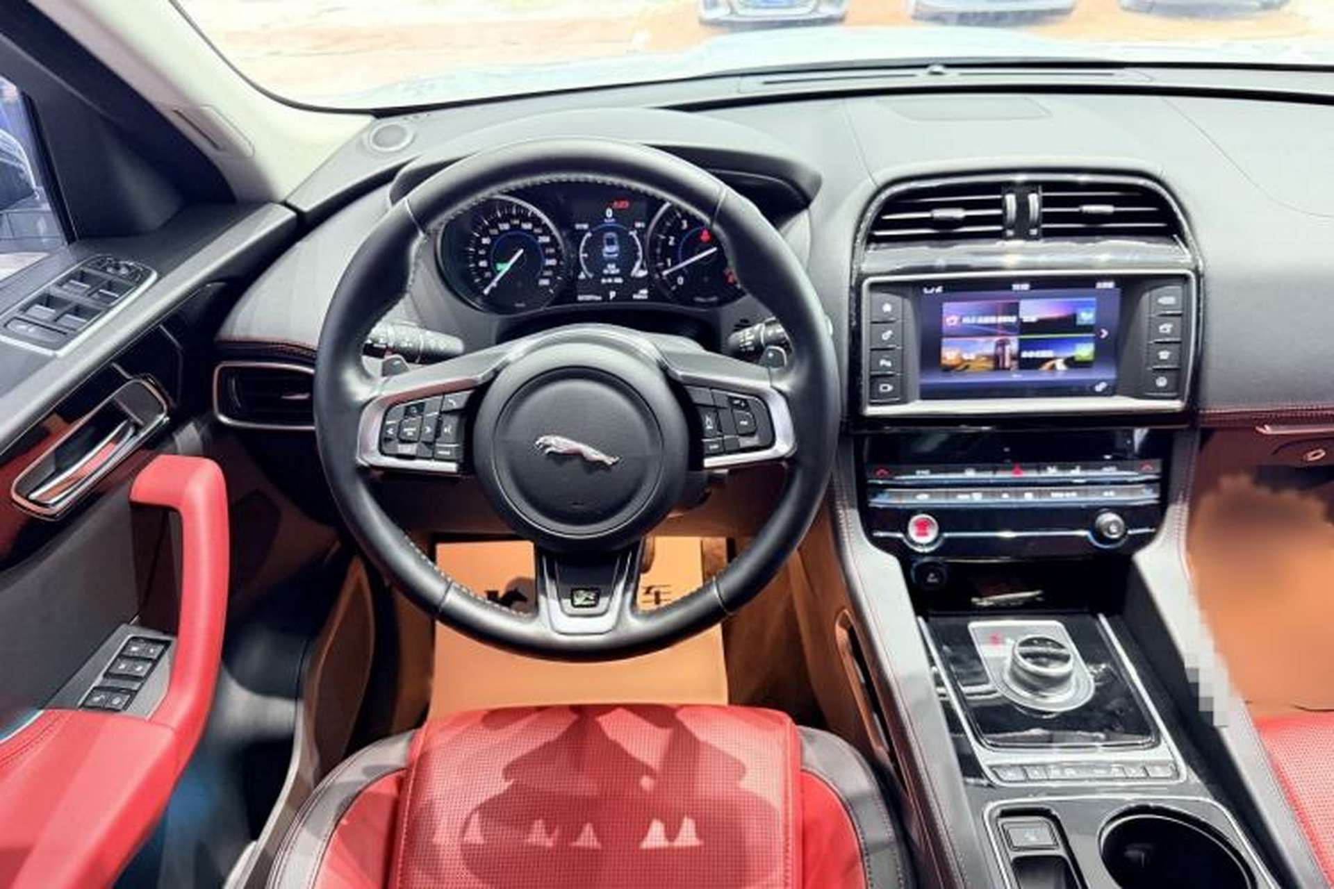 Used Jaguar F-PACE 2016 3.0 SC Four-Wheel Drive R-Sport Sport Edition Interior 4