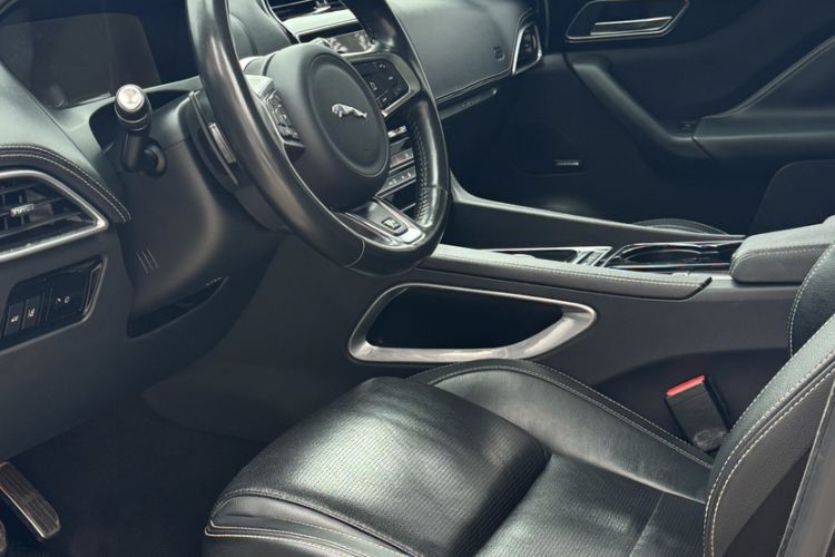 Used Jaguar F-PACE 2016 2.0T Two-Wheel-Drive R-Sport Sport Edition Interior 4