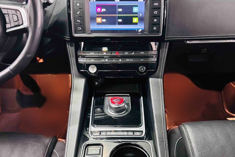 Used Jaguar F-PACE 2016 3.0 SC Four-Wheel Drive R-Sport Sport Edition Interior 4