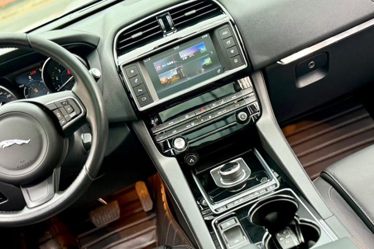 Used Jaguar F-PACE 2016 2.0T Two-Wheel Drive Urban Luxury Edition Interior 4