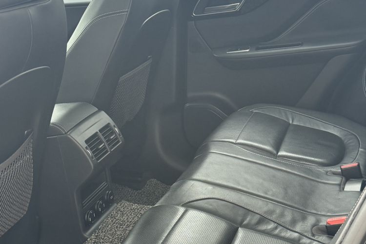 Used Jaguar F-PACE 2016 2.0T Two-Wheel-Drive R-Sport Sport Edition Interior 5