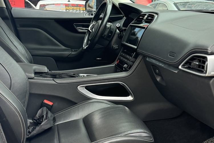 Used Jaguar F-PACE 2016 2.0T Two-Wheel-Drive R-Sport Sport Edition Interior 6