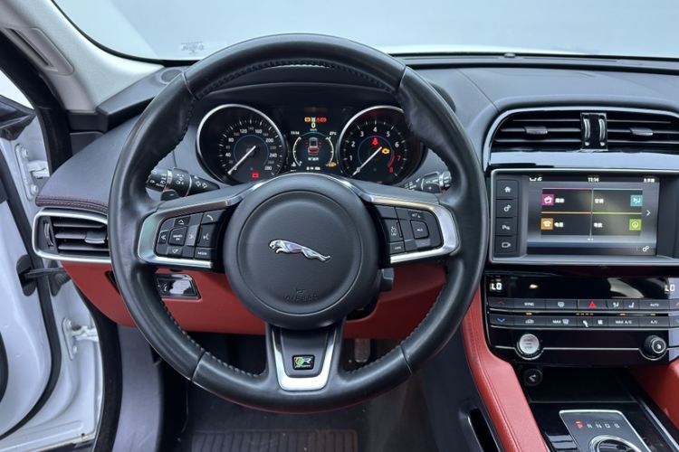 Used Jaguar F-PACE 2016 3.0 SC Four-Wheel Drive R-Sport Sport Edition Interior 6