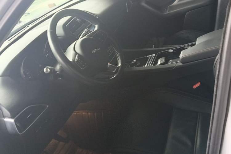 Used Jaguar F-PACE 2016 2.0T Two-Wheel Drive Urban Luxury Edition Left Front Seat