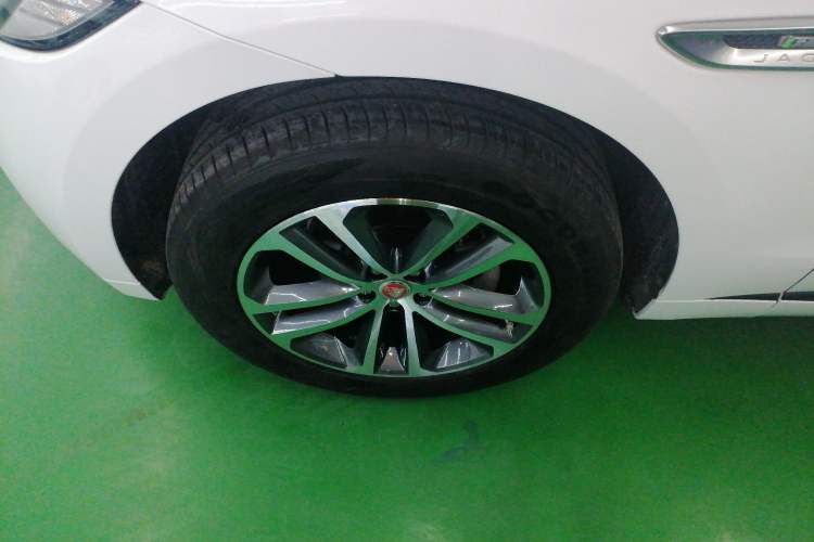 Used Jaguar F-PACE 2016 2.0T Two-Wheel-Drive R-Sport Sport Edition Left Front Wheel Hub