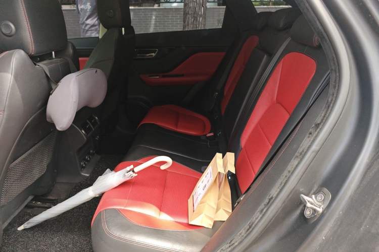 Used Jaguar F-PACE 2016 2.0T Two-Wheel-Drive R-Sport Sport Edition Left Rear Seat