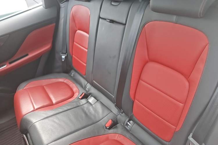 Used Jaguar F-PACE 2016 2.0T Two-Wheel-Drive R-Sport Sport Edition Left Rear Seat