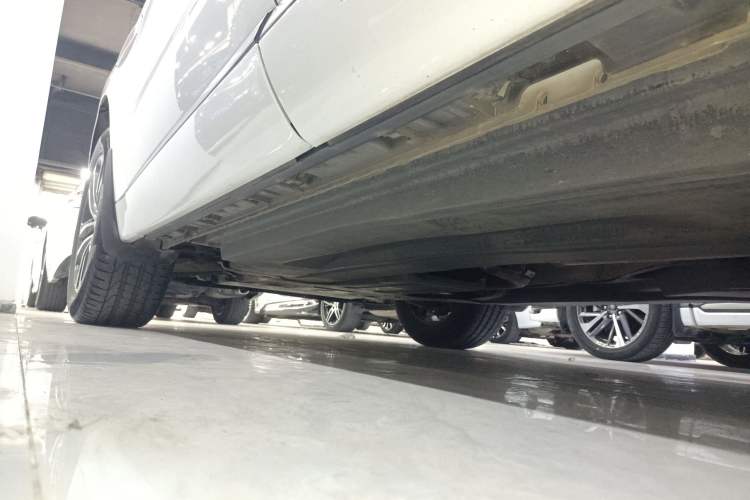 Used Jaguar F-PACE 2016 2.0T Two-Wheel-Drive R-Sport Sport Edition Left Side Sill
