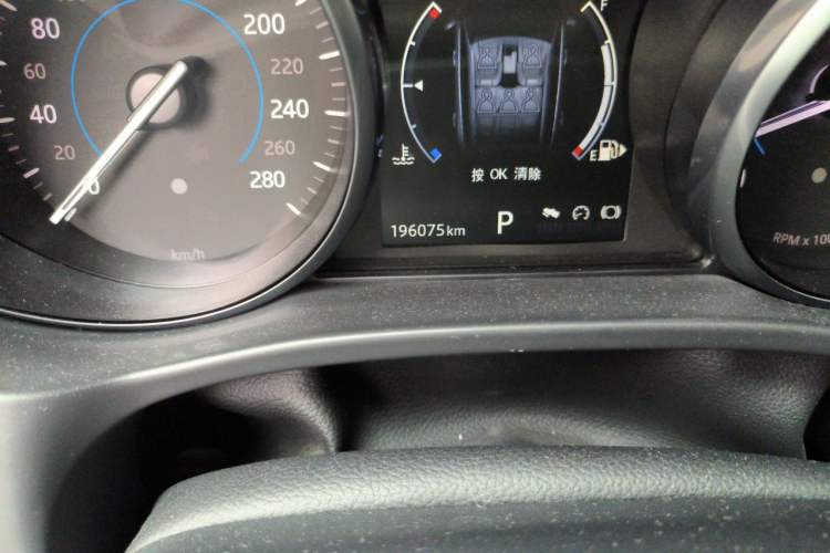 Used Jaguar F-PACE 2016 2.0T Two-Wheel Drive Urban Luxury Edition Odometer Close Up